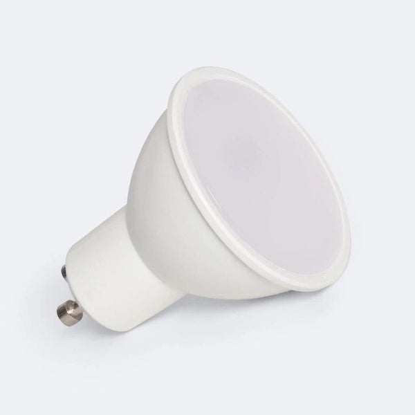 Spot LED GU10 8 W à corps blanc et diffuseur opale, culot à deux ergots visible, sur fond blanc