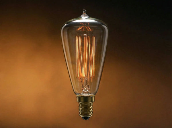 Ampoule ST48 en verre clair à pointe, filament cage allumé et culot E14, sur fond ambré dégradé