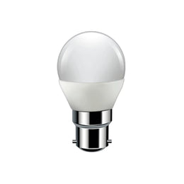Ampoule LED G45 B22 en gros plan, globe opale blanc et culot à baïonnette chromé à ergots, sur fond blanc