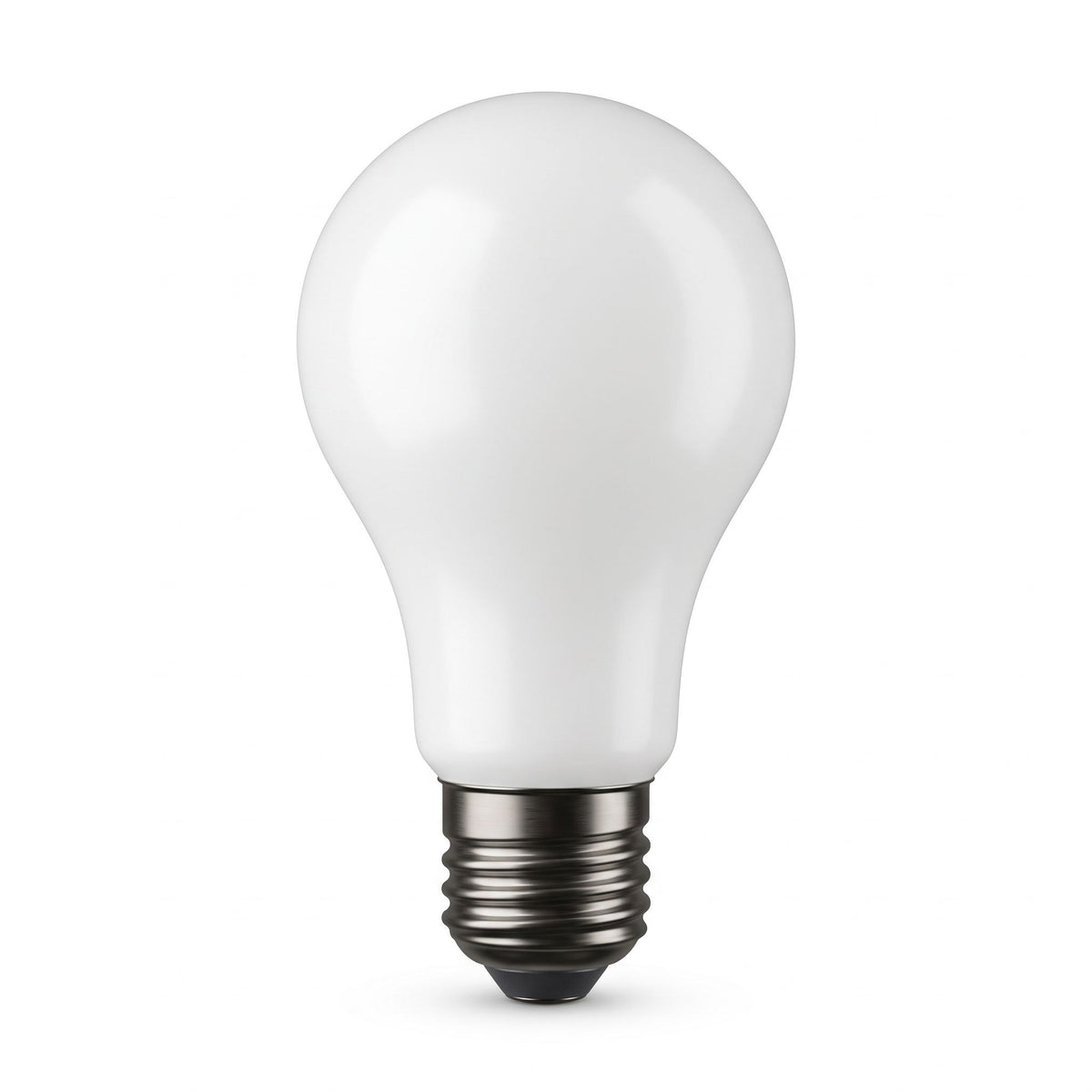 Ampoule LED E27 de forme A60, verre opale blanc et culot à vis métallique, sur fond blanc