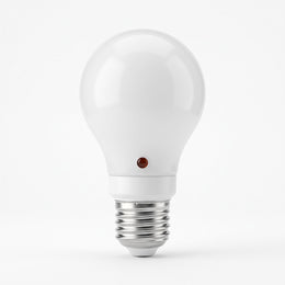 Ampoule LED à culot à vis E27 avec son petit capteur de lumière visible, sur fond blanc