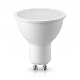 Ampoule LED GU10 blanche à face avant plate et culot à deux broches, sur fond blanc