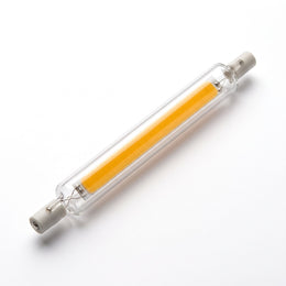 Ampoule LED R7s 118 mm de 8 W : tube en verre clair, bande LED blanc chaud et embouts en céramique, sur fond blanc