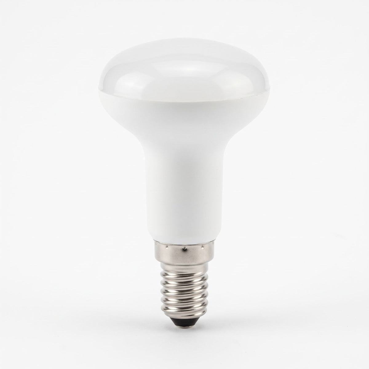 Ampoule LED à réflecteur R50 blanche, culot à vis E14, vue de trois quarts sur fond blanc