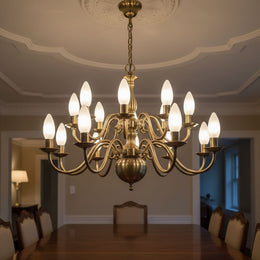 Lustre hollandais en laiton équipé d'ampoules flamme dépolies allumées, dans une salle à manger