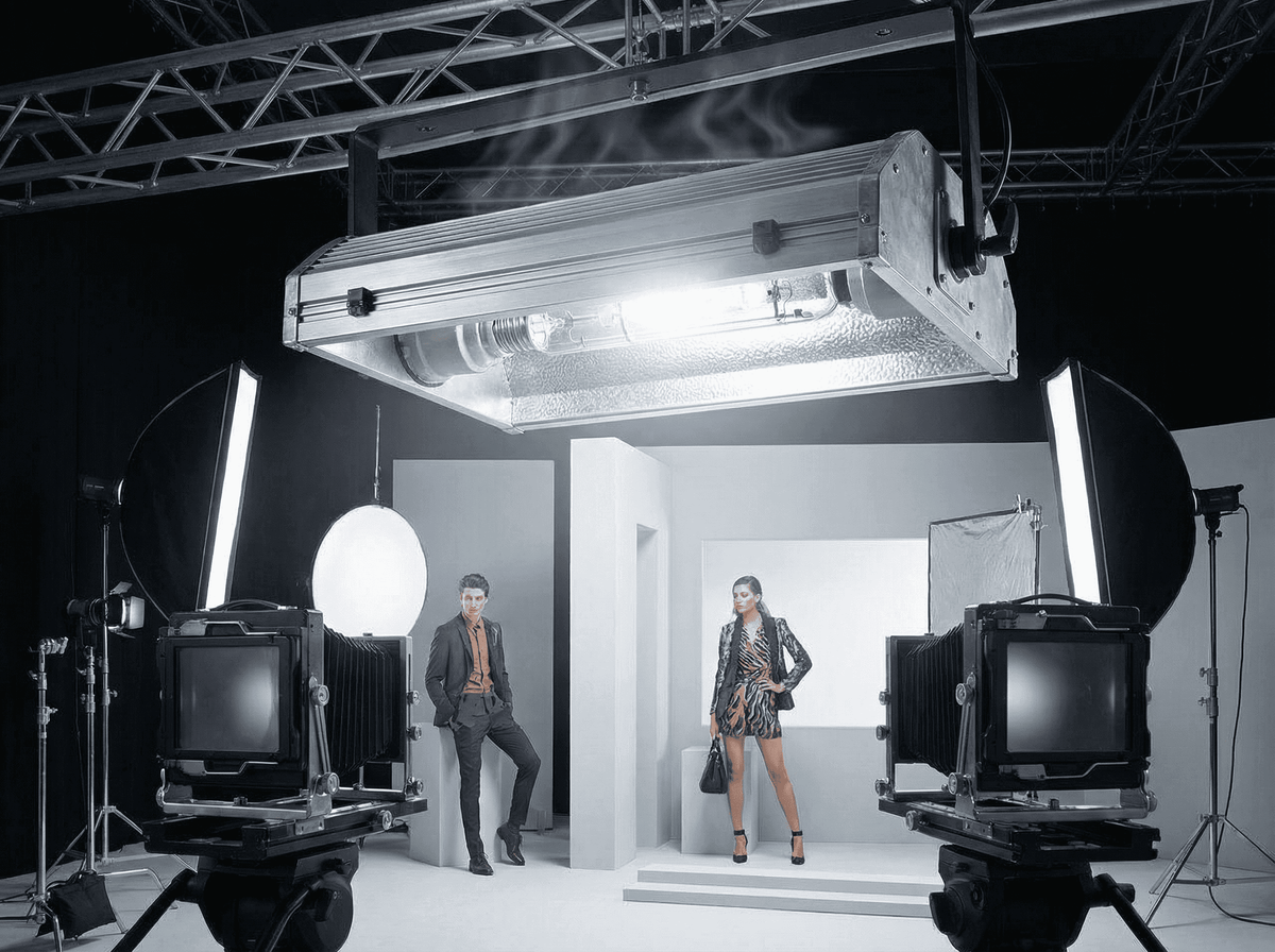 Studio photo avec projecteur suspendu à lampe tubulaire, deux mannequins et chambres photographiques