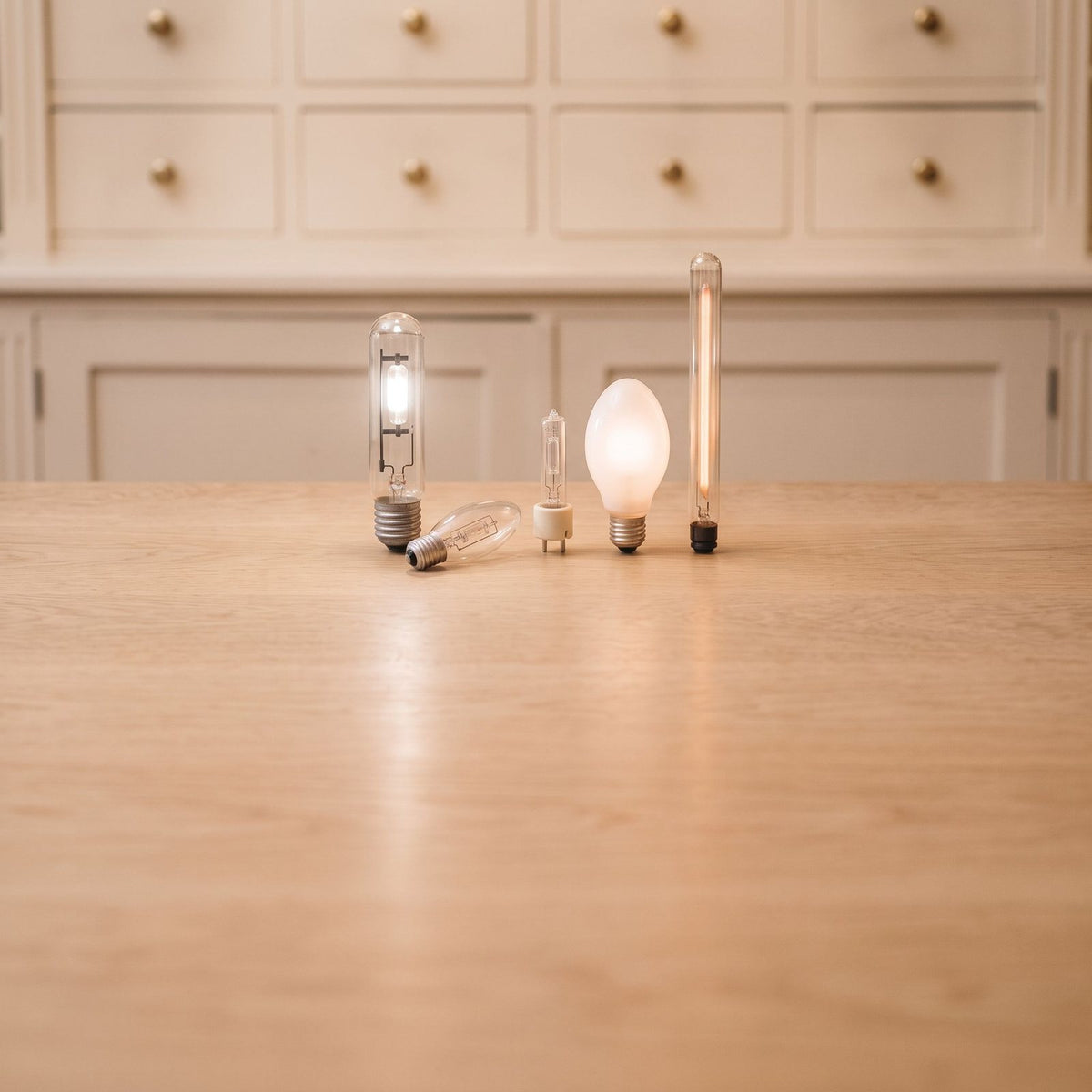 Lampes professionnelles aux halogénures métalliques et au sodium, à culot vis et à broches, sur un comptoir en bois clair