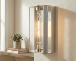 Tube halogène R7s 118 mm 500 W allumé, monté à la verticale dans une applique murale en métal brossé et verre