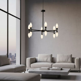 Ampoules flamme dépolies allumées sur un lustre noir à branches, dans un salon moderne avec canapé gris