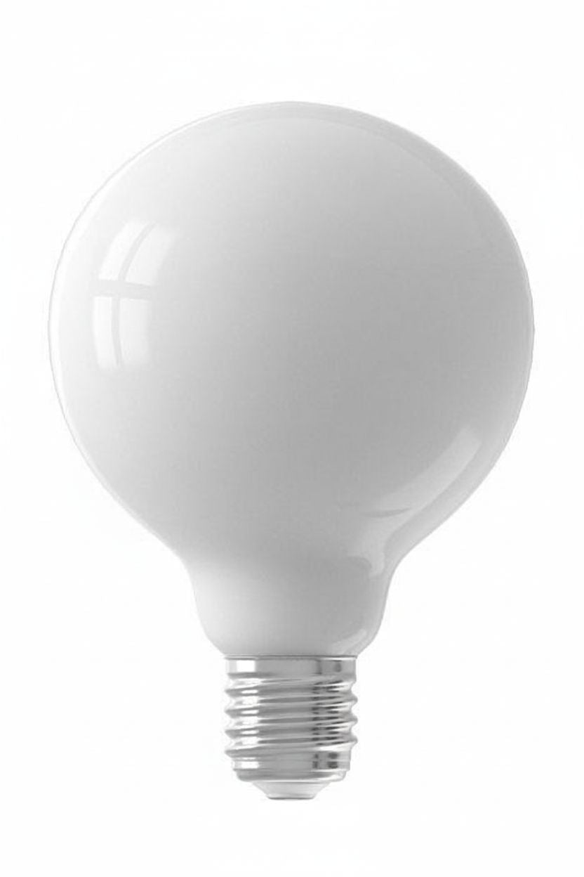 Ampoule globe G95 E27 60 W en verre opalin blanc, éteinte, sur fond blanc