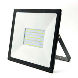 Projecteur LED 100W IP65 à boîtier noir et réflecteur blanc, très large module LED, avec étrier, sur fond blanc
