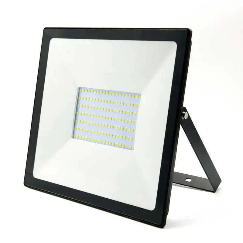 Projecteur LED 100W IP65 à boîtier noir et réflecteur blanc, très large module LED, avec étrier, sur fond blanc