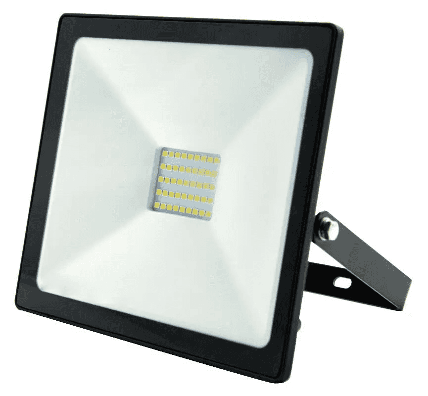 Projecteur LED 30W IP65 à boîtier noir et réflecteur blanc, module LED rectangulaire, avec étrier, sur fond blanc