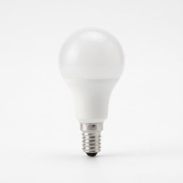 Petite ampoule LED à culot à vis E14 avec détecteur de mouvement intégré, sur fond blanc