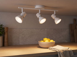 Trois spots orientables équipés d'ampoules LED GU10 au-dessus d'un plan de travail de cuisine