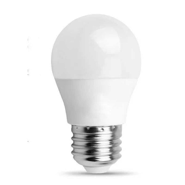 Ampoule LED sphérique G45 à globe opale blanc et culot E27, éteinte, sur fond blanc