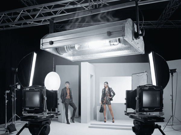 Studio photo avec projecteur suspendu à lampe tubulaire, deux mannequins et chambres photographiques