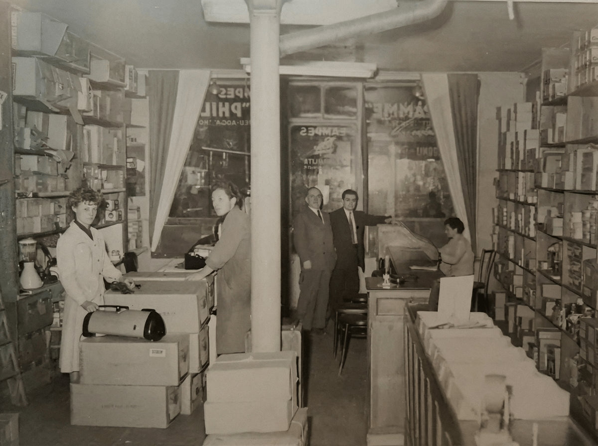 Photo d’archive du Comptoir Alexandre, boutique d’éclairage de la rue de Paradis à Paris