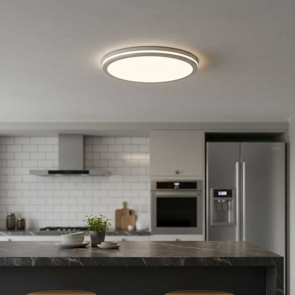 Hublot LED 18W rond allumé au plafond d'une cuisine moderne, au-dessus d'un îlot en marbre