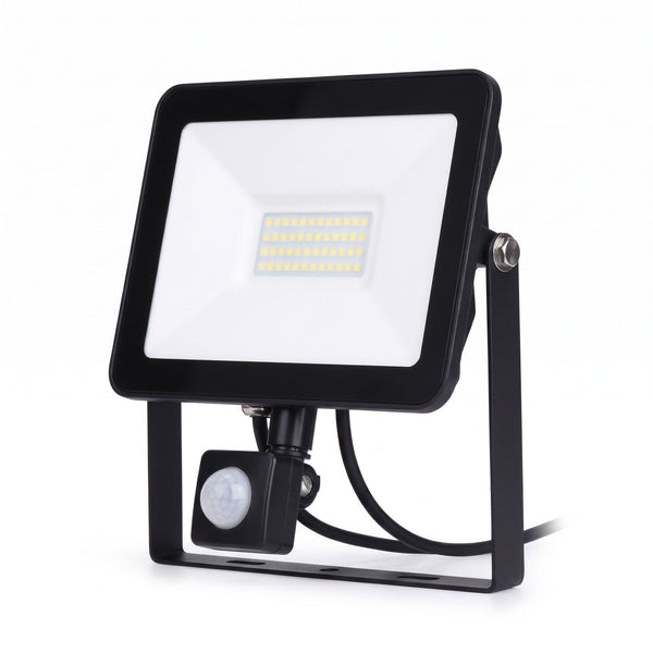 Projecteur LED plat noir avec son détecteur de mouvement sous le boîtier, sur fond blanc