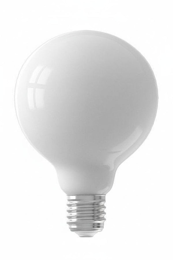 Ampoule globe G95 E27 60 W en verre opalin blanc, éteinte, sur fond blanc