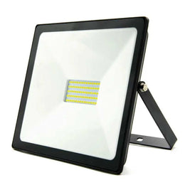 Projecteur LED 50W IP65 à boîtier noir et réflecteur blanc, large module LED, avec étrier, sur fond blanc