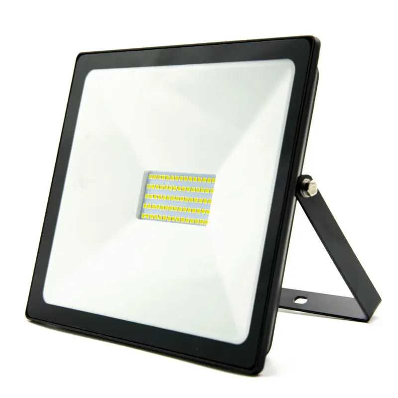 Projecteur LED 50W IP65 à boîtier noir et réflecteur blanc, large module LED, avec étrier, sur fond blanc